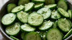 Snelle, knapperige, licht gezouten komkommers in een zakje